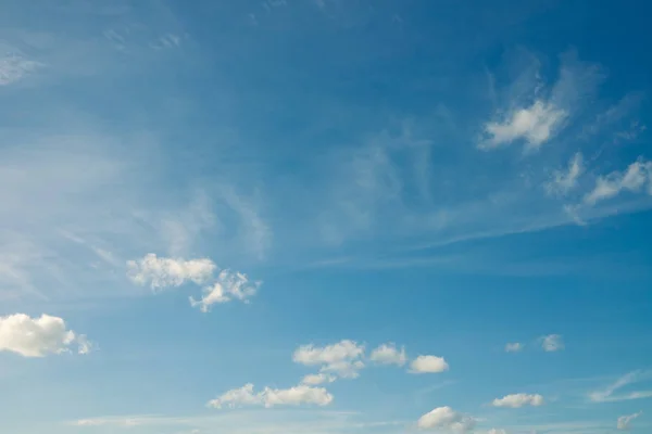 Небо с белыми облаками — стоковое фото