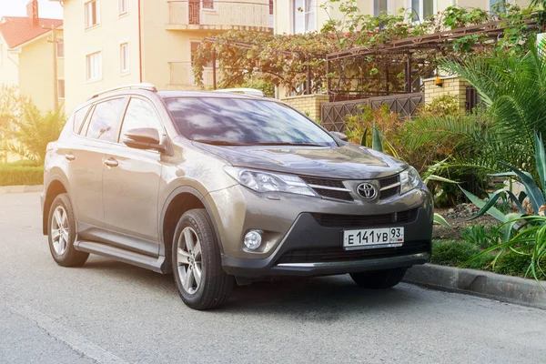 Yeni Toyota Rav4 ışığında — Stok fotoğraf