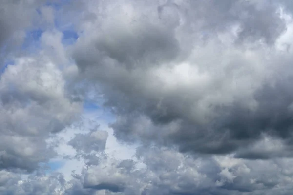 地平线上的灰色云 — 图库照片