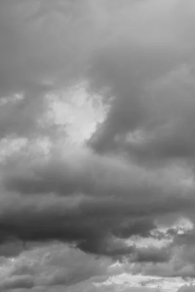 Nubes grises sobre el horizonte —  Fotos de Stock