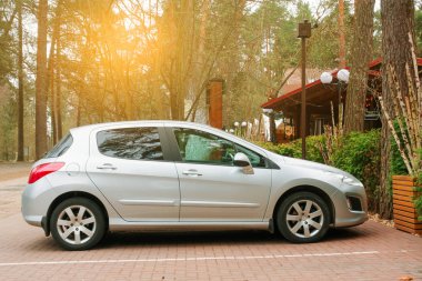 Yeni Peugeot 308 yılında evin park edilmiş