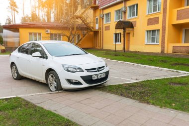 Yeni Opel Astra Smolensk şehir sokakta, evde yakınındaki Park
