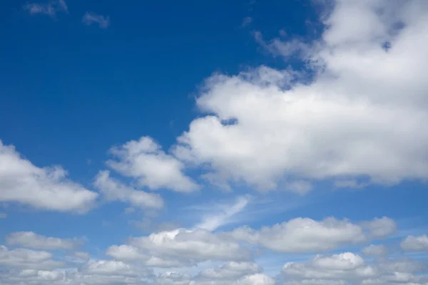 Cielo blu con nuvole volanti sopra l'orizzonte, cielo — Foto Stock