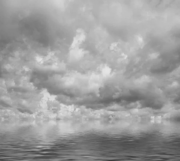 Nubes grises volando sobre el mar, paisaje nublado — Foto de Stock