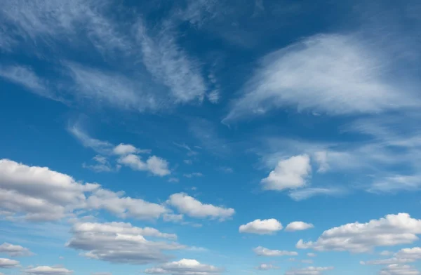 Céu azul com nuvens sobre o horizonte — Fotografia de Stock