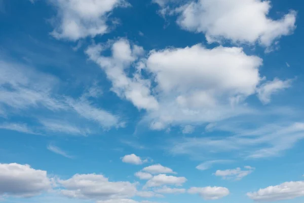 Blauer Himmel mit Wolken — Stockfoto