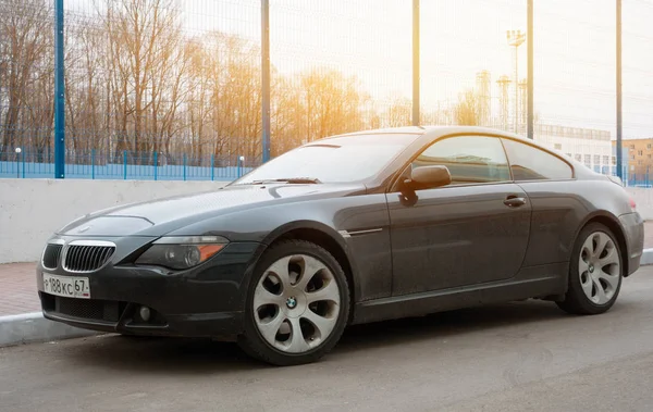 高級 Bmw 6 シリーズ クーペ ブランド Bmw の新しいモデル モスクワ市の郊外住宅地における駐車 — ストック写真