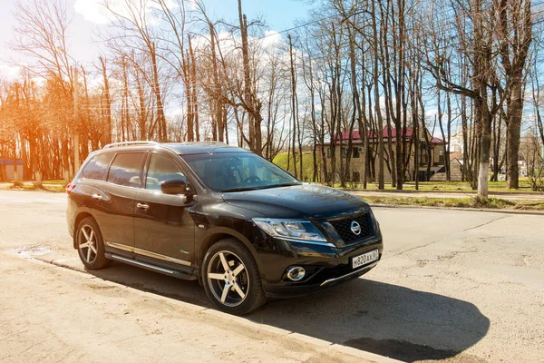 Nouveau Nissan Pathfinder stationné dans la banlieue de Smolensk City — Photo