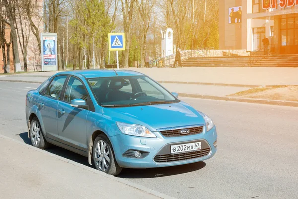 Ford Focus Smolensk şehir sokakta park edilmiş. — Stok fotoğraf