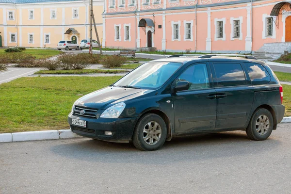 Kia Carnaval estacionado na rua de Smolensk, Cidade Velha — Fotografia de Stock