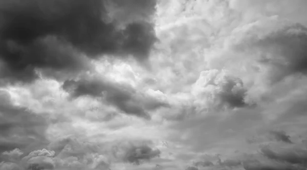 Мрачное облачное небо — стоковое фото
