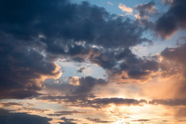 Beautiful evening sky, majestic sunset — Stock Photo, Image