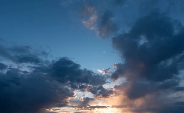Beautiful evening sky over horizon, majestic sunset — Stock Photo, Image