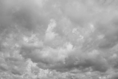 Ufukta, gri bulutlar cennet. 