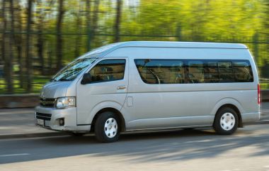 Toyota Hiace mini kamyon bir karayolu üzerinde.
