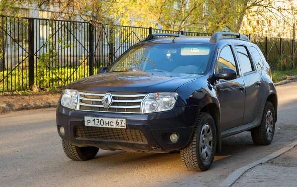 Renault Duster(Dacia) Smolensk şehir suburbian sokağa park etti.. — Stok fotoğraf