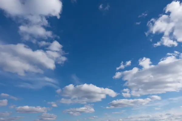 Belle nuvole che volano contro il cielo blu nella giornata di sole . — Foto Stock