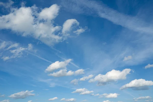 Céu, nuvens voando contra o céu azul . — Fotografia de Stock