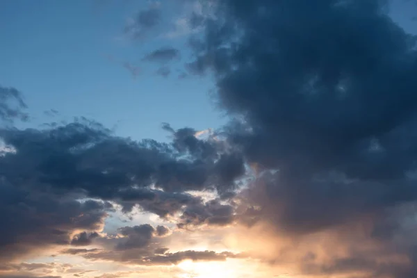 Ufuk üzerinde güzel bir akşam gökyüzü görkemli günbatımı. — Stok fotoğraf