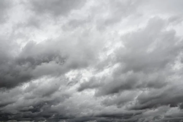Ciel nuageux couvert dramatique . — Photo