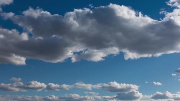 Хмари в блакитному небі — стокове відео