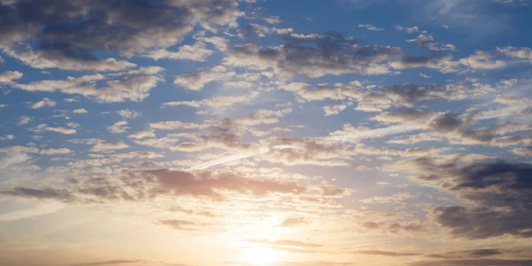 Beautiful sky over horizon, majestic sunset. — Stock Photo, Image