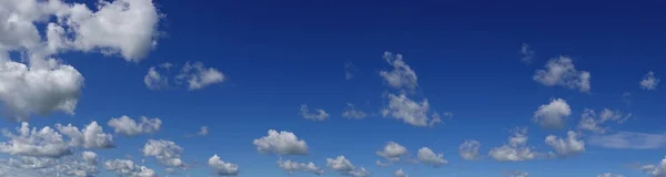 Panorama, nubes blancas volando contra el cielo azul . — Foto de Stock