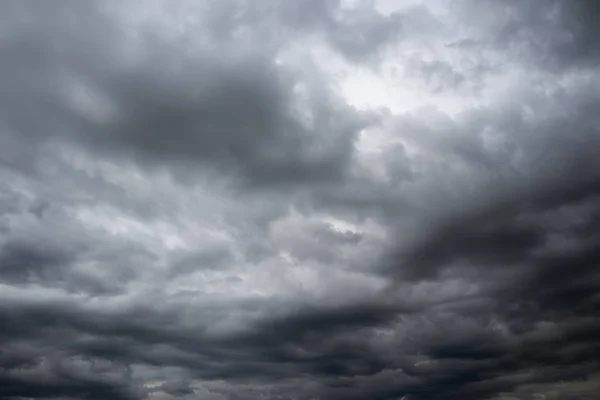 Thunderclouds flyger över horisonten, molnlandskap. — Stockfoto
