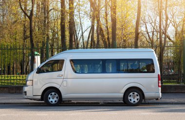 Toyota Hiace mini kamyon Şehir Parkı yakınında sokakta park edilmiş. 