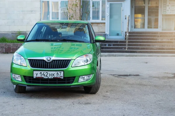 Novo Skoda Fabia estacionado na rua perto da casa . — Fotografia de Stock