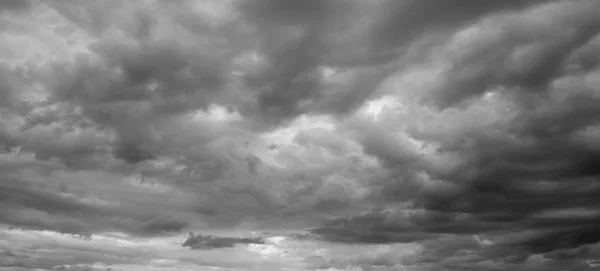 Panorama de un cielo gris sombrío . —  Fotos de Stock