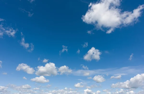 Cielo blu con nuvole all'orizzonte . — Foto Stock