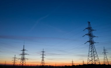 Güzel gün batımı, yüksek gerilim elektrik direkleri. 
