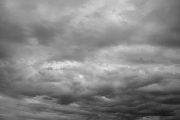 Nuvens, nuvens nubladas sobre o horizonte . — Fotografia de Stock