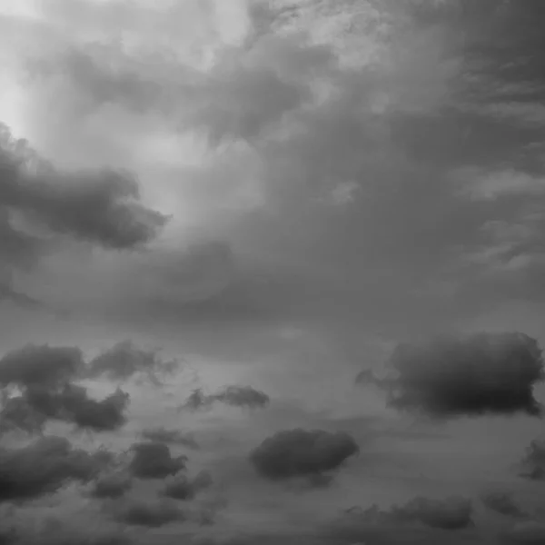 Nubes lluviosas volando sobre el horizonte . —  Fotos de Stock