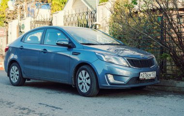 Kia Cerato Sochi sokaklarında Park. Yeni Kore araba.
