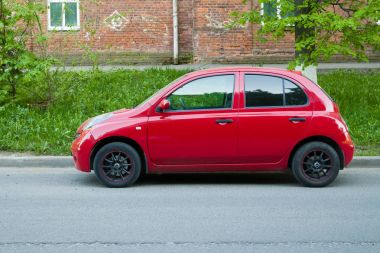 Güzel Nissan Micra (Mart) sokakta park edilmiş..