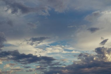 Yağmurlu fırtına bulutları ufukta güzel akşam saatlerinde uçan. 