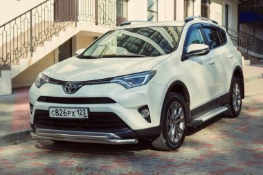 Yeni Toyota Rav4 evin yakınına park.