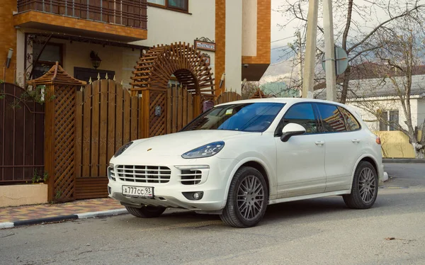 Nowe luksusowe Porshe Cayenne zaparkowany na ulicach miasta Soczi. — Zdjęcie stockowe