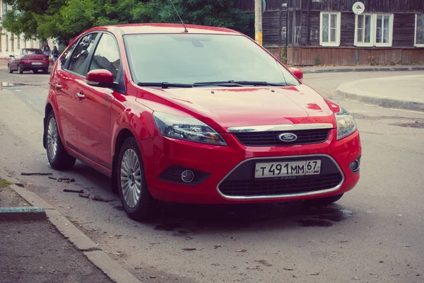 Kırmızı Ford Focus sokak olf eski Rus şehir Smolensk Park. — Stok fotoğraf
