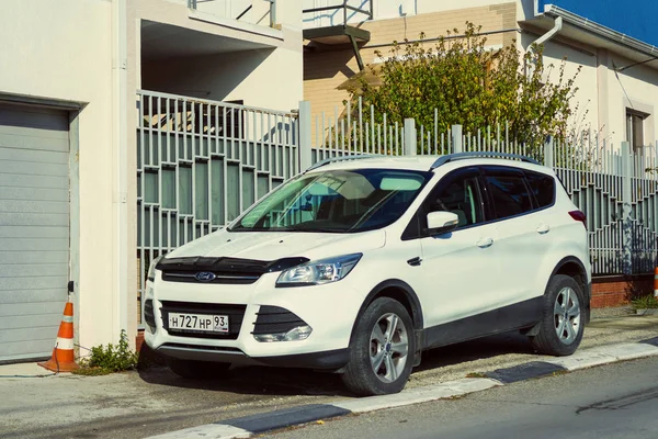 Novo Ford Kuga de luxo estacionado nas ruas de Sochi . — Fotografia de Stock