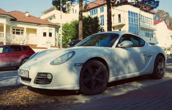 Porsche Boxster (Cayman) estacionado nas ruas de Sochi . — Fotografia de Stock