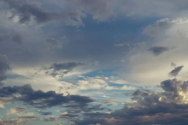 Rainy storm clouds flying over horizon at beautiful evening. — Stock Photo, Image