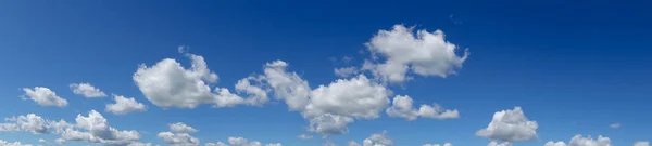 Weiße Wolken fliegen gegen blauen Himmel. — Stockfoto