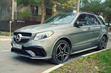 Yeni lüks Mercedes Benz Sochi şehir sokakta park edilmiş..