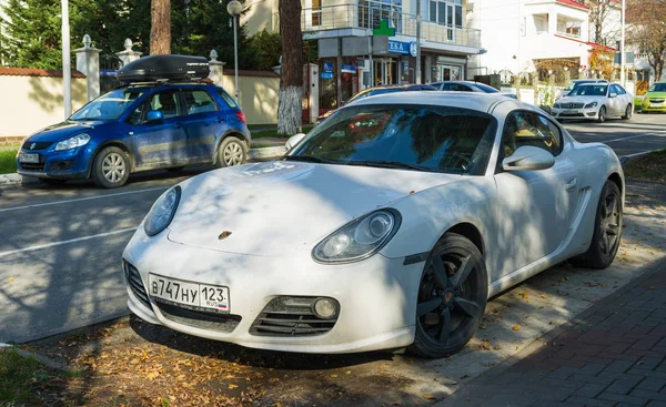 Porsche Boxster (Caimán) estacionado en las calles de Sochi . — Foto de Stock