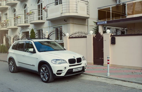 Новый роскошный BMW x5 припаркован рядом с домом на улице Сочи . — стоковое фото