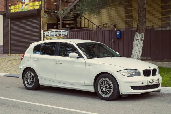 Новый роскошный BMW 120 припаркован на улице Сочи . — стоковое фото