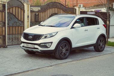 Yeni Kia Sportage house sokakta Soçi şehrinin yakınındaki Park.